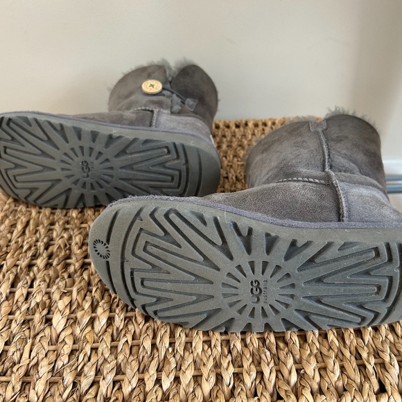 Ugg Bailey Button Short Boot - Picture 6 of 7